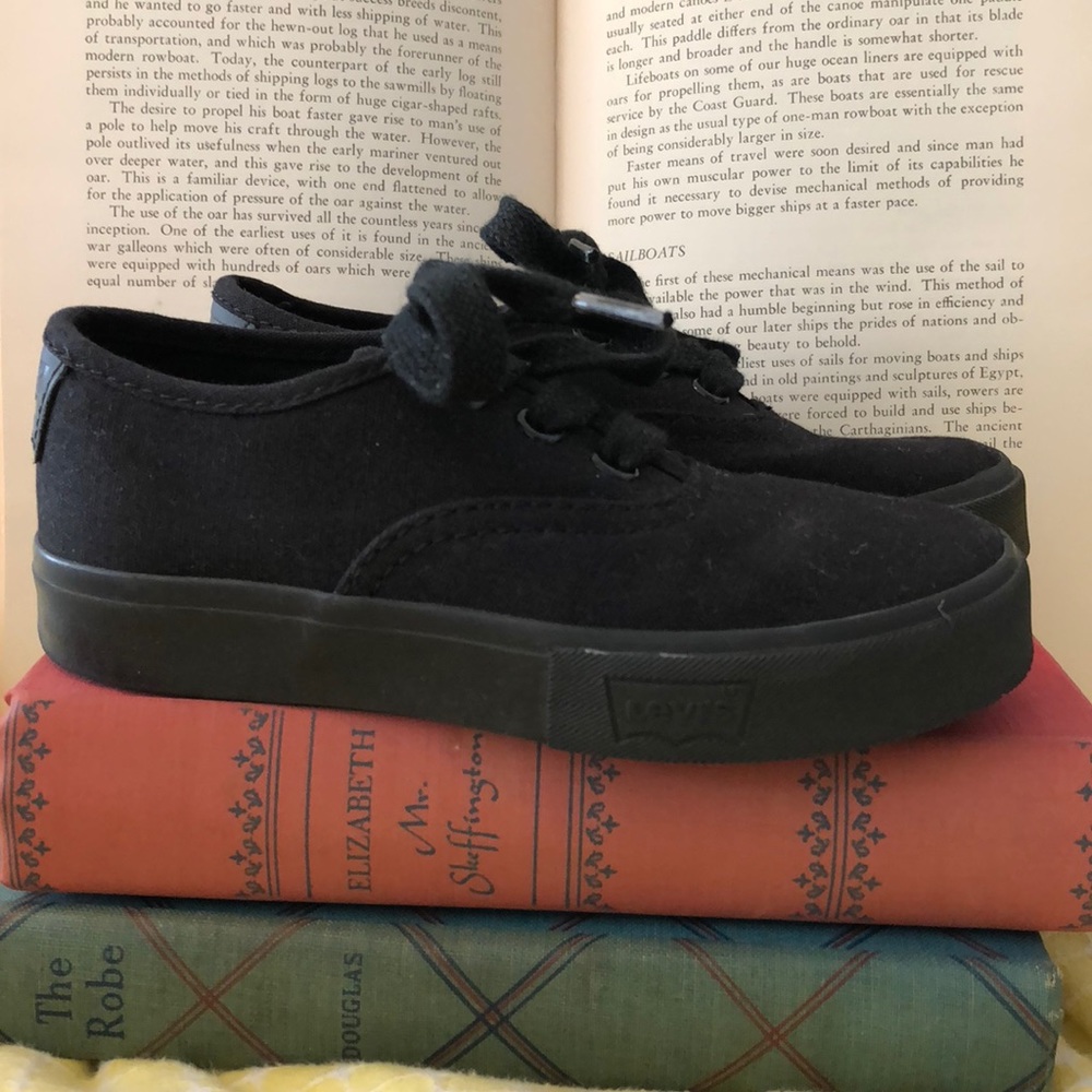 SOLD Levi’s Black Shoes Toddler 10 😎